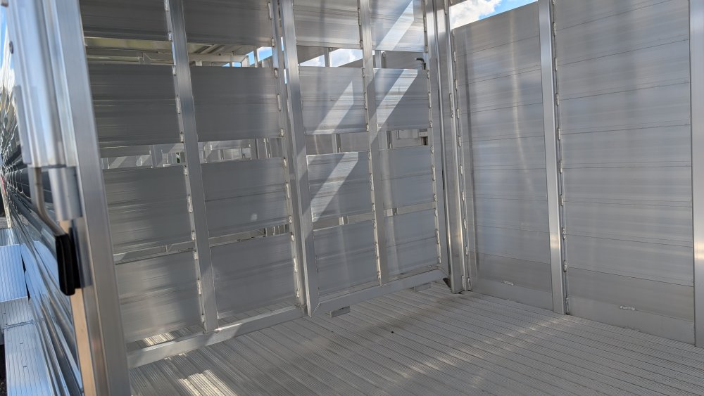 6' 7"x24' Featherlite Livestock 8117-6724 6' 6"