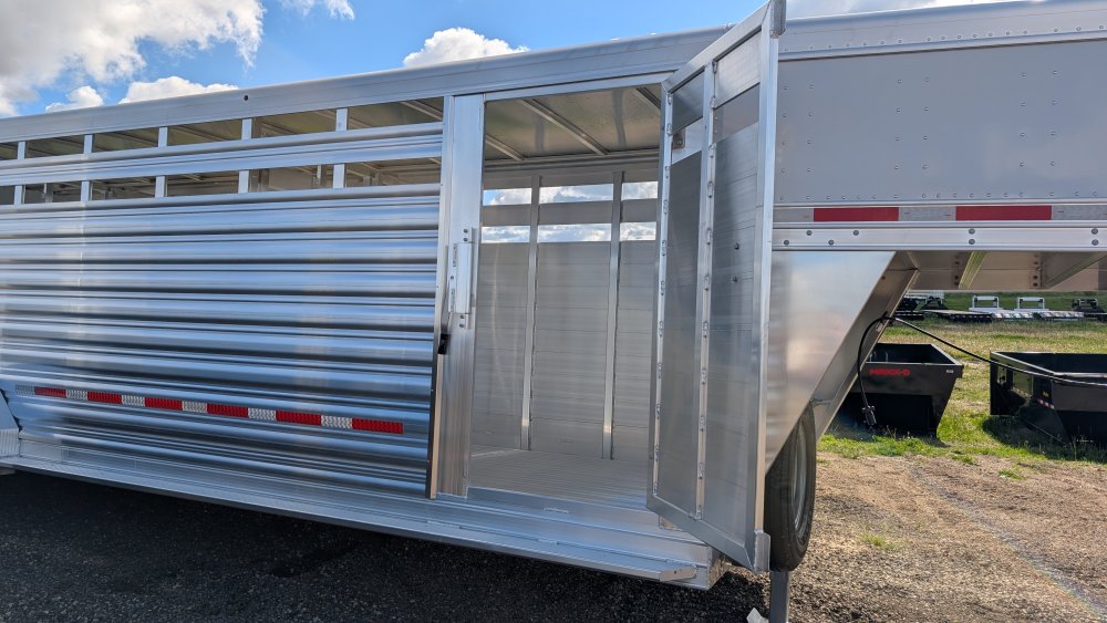 6' 7"x24' Featherlite Livestock 8117-6724 6' 6"