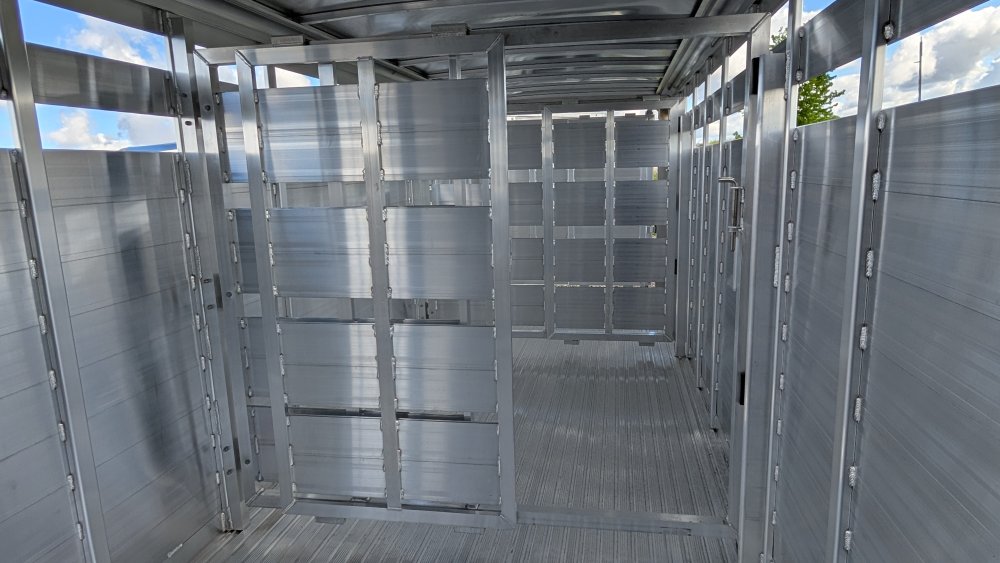 6' 7"x24' Featherlite Livestock 8117-6724 6' 6"