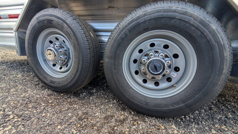 6' 7"x24' Featherlite Livestock 8117-6724 6' 6"