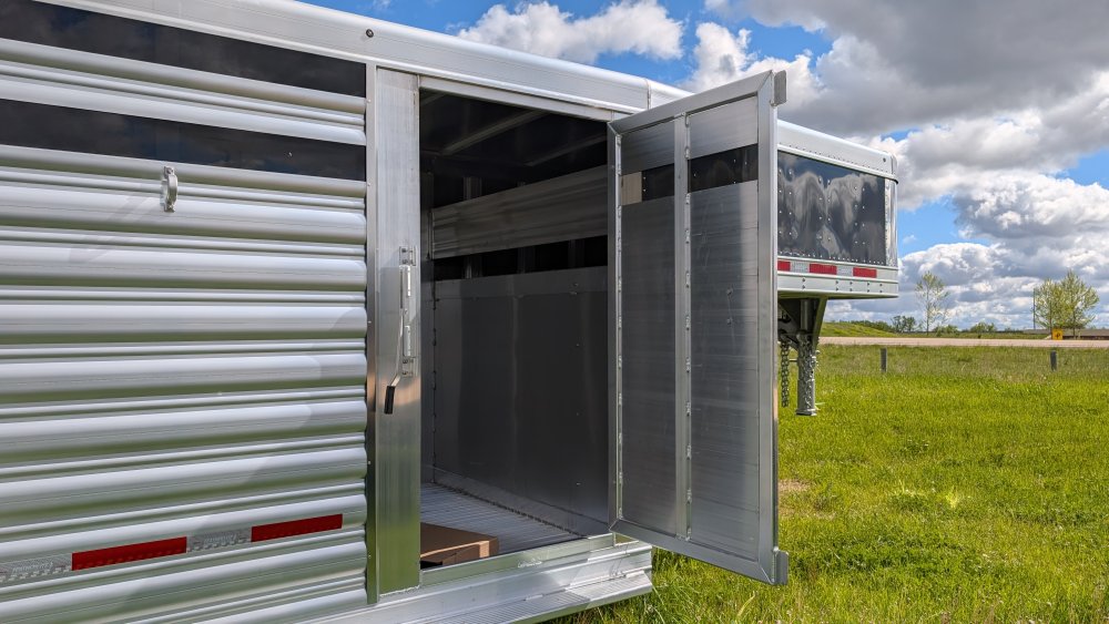 6' 7"x16' Featherlite Livestock 8117-6716 6' 6"