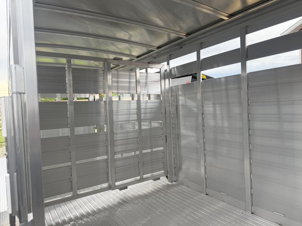 6' 7"x20' Featherlite Livestock 8117-6720 6' 6"