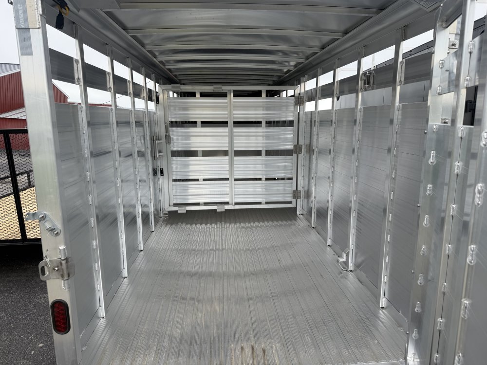 6' 7"x20' Featherlite Livestock 8117-6720 6' 6"