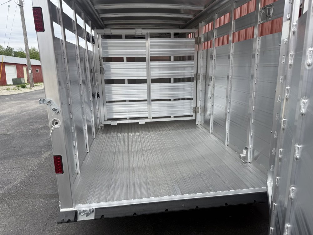 6' 7"x16' Featherlite Horse 8107-6716 6' 6"