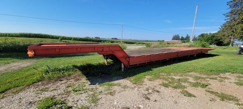 1977 Schwartz Flatbed Semi Trailer with Hydraulic Dovetail