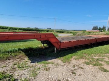 1977 Schwartz Flatbed Semi Trailer with Hydraulic Dovetail