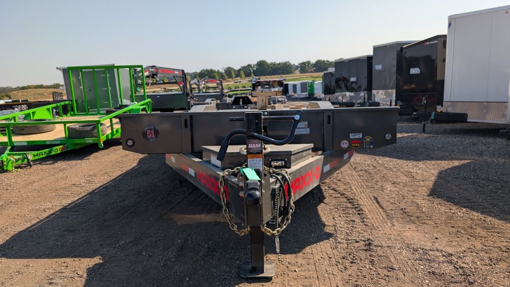8.5'x24' Maxx D Equipment