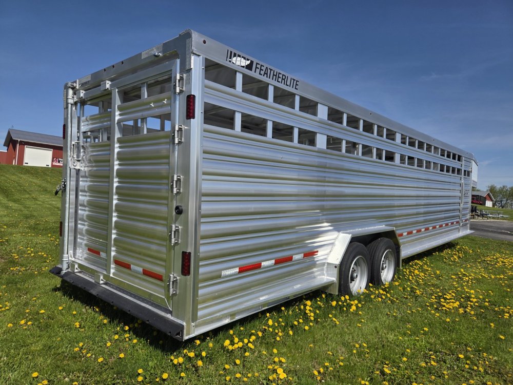 7' 6"x30' Featherlite Livestock 8127-7630 6' 6"