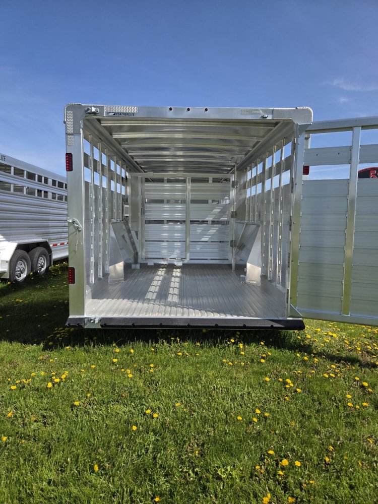 7' 6"x30' Featherlite Livestock 8127-7630 6' 6"