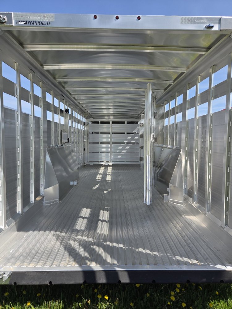 7' 6"x30' Featherlite Livestock 8127-7630 6' 6"