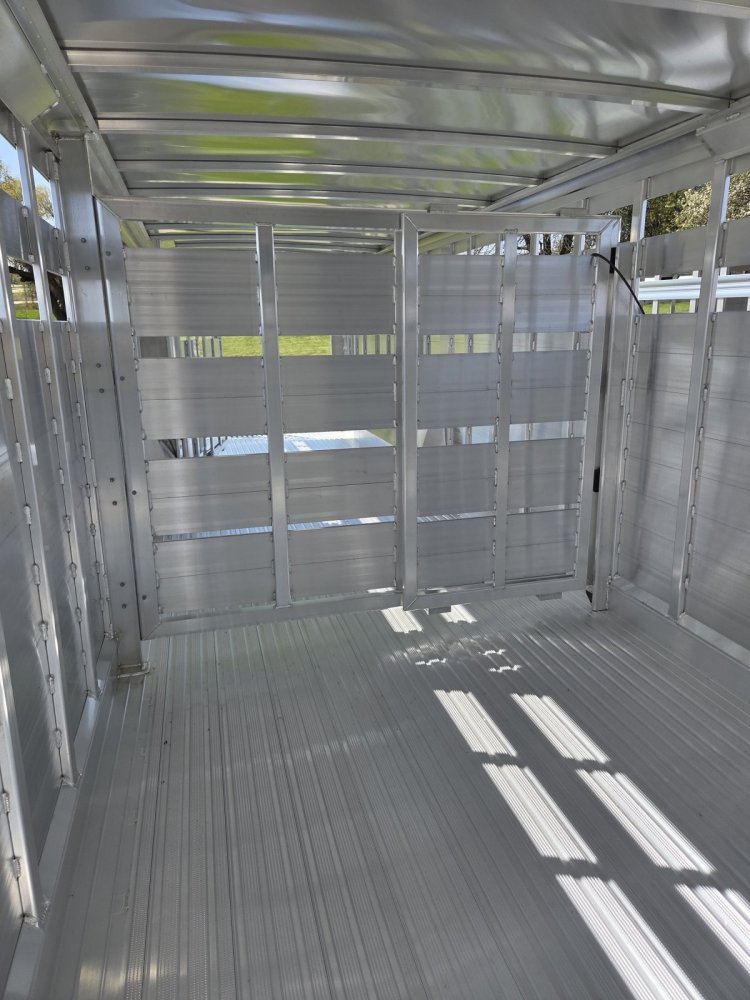 7' 6"x30' Featherlite Livestock 8127-7630 6' 6"