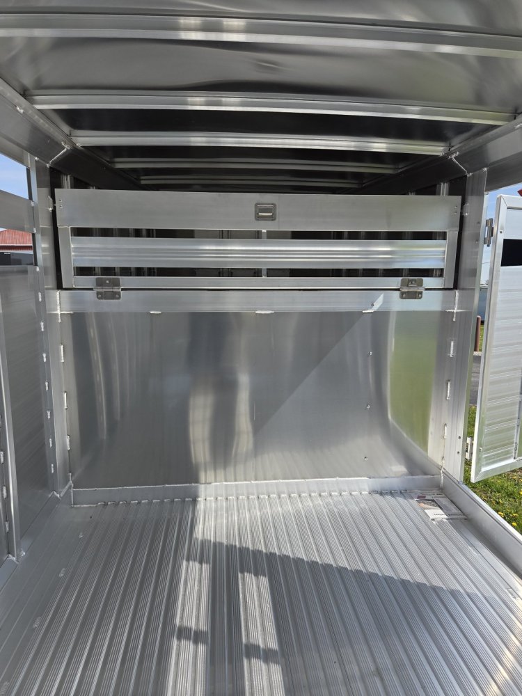 7' 6"x30' Featherlite Livestock 8127-7630 6' 6"