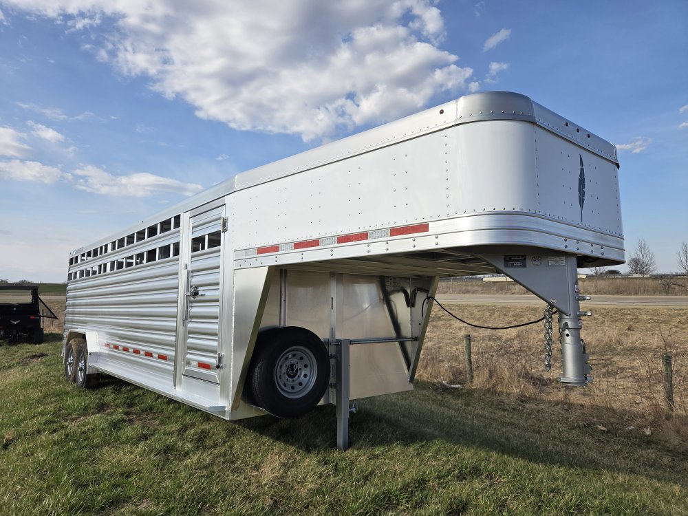 7' 6"x24' Featherlite Livestock 8127-7624 6' 6"