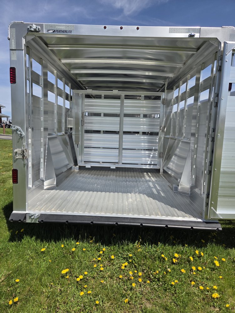 7' 6"x24' Featherlite Livestock 8127-7624 6' 6"