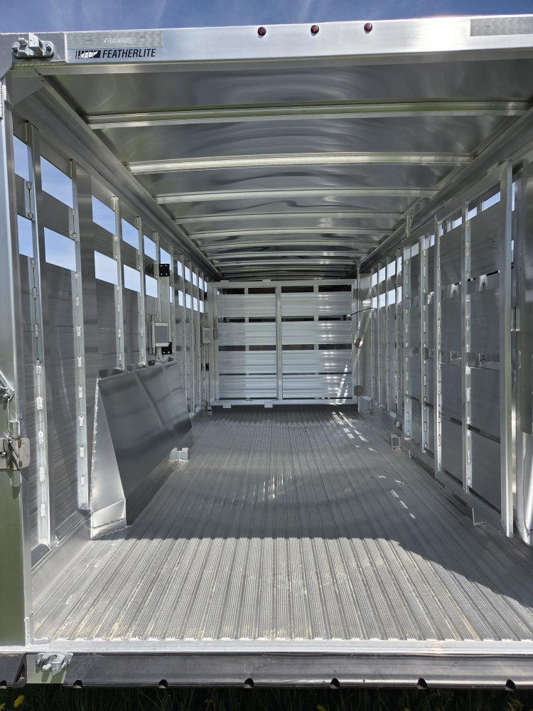 7' 6"x24' Featherlite Livestock 8127-7624 6' 6"