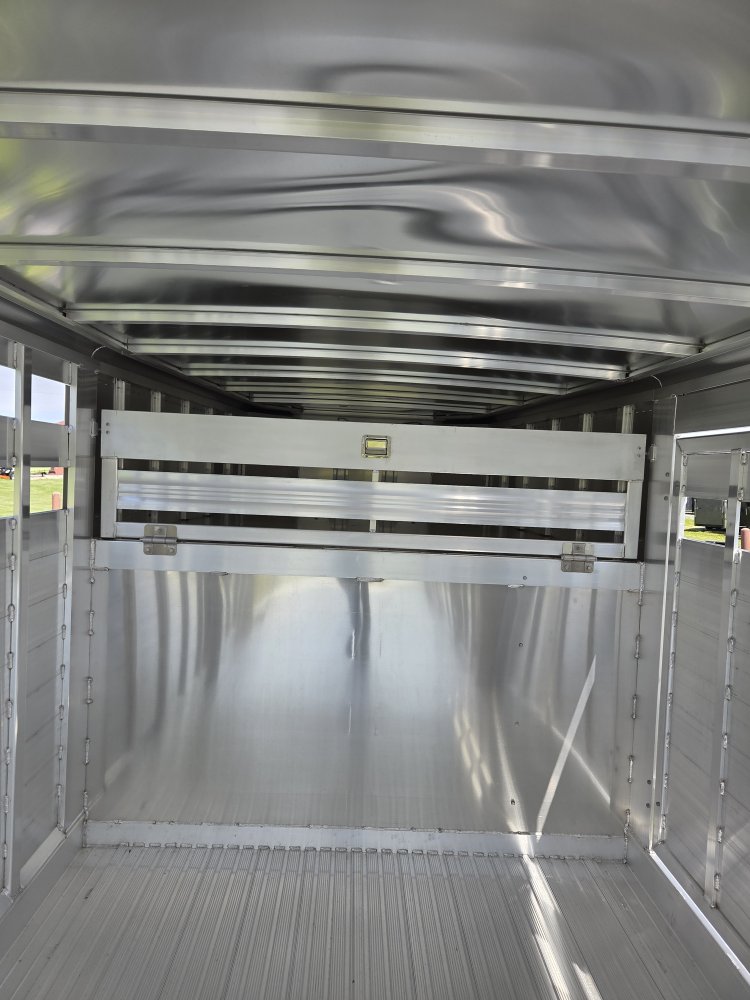 7' 6"x24' Featherlite Livestock 8127-7624 6' 6"