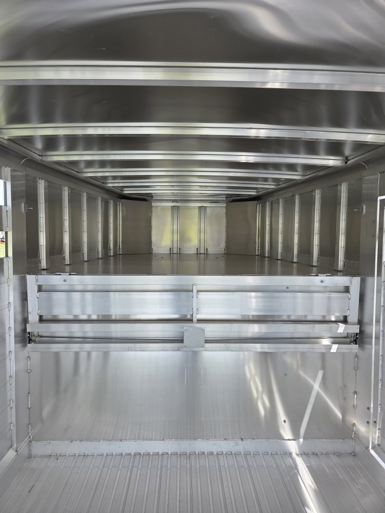 7' 6"x24' Featherlite Livestock 8127-7624 6' 6"