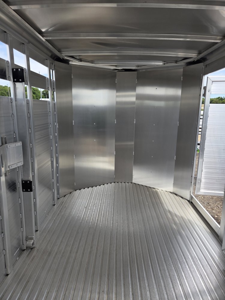 6' 7"x12' Featherlite Horse 8107-6716 6' 6"