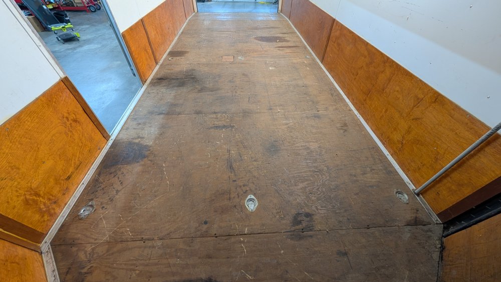 8' 5"x20' FOREST RIVER Snowmobile