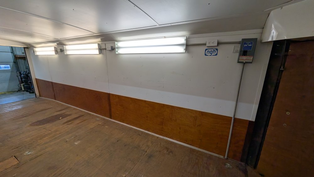 8' 5"x20' FOREST RIVER Snowmobile