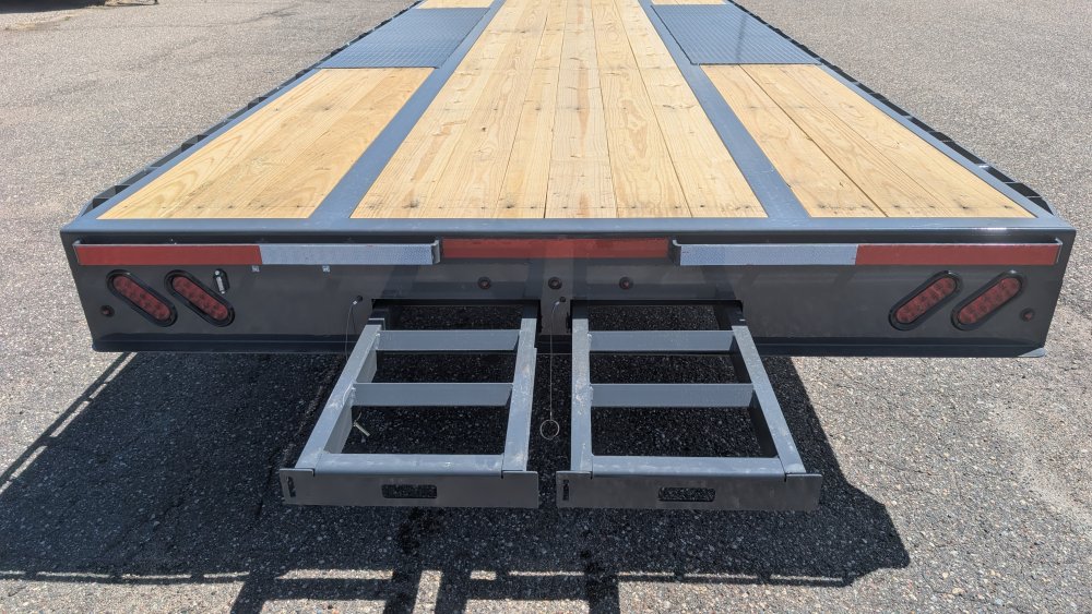 102'x32' Lamar Equipment
