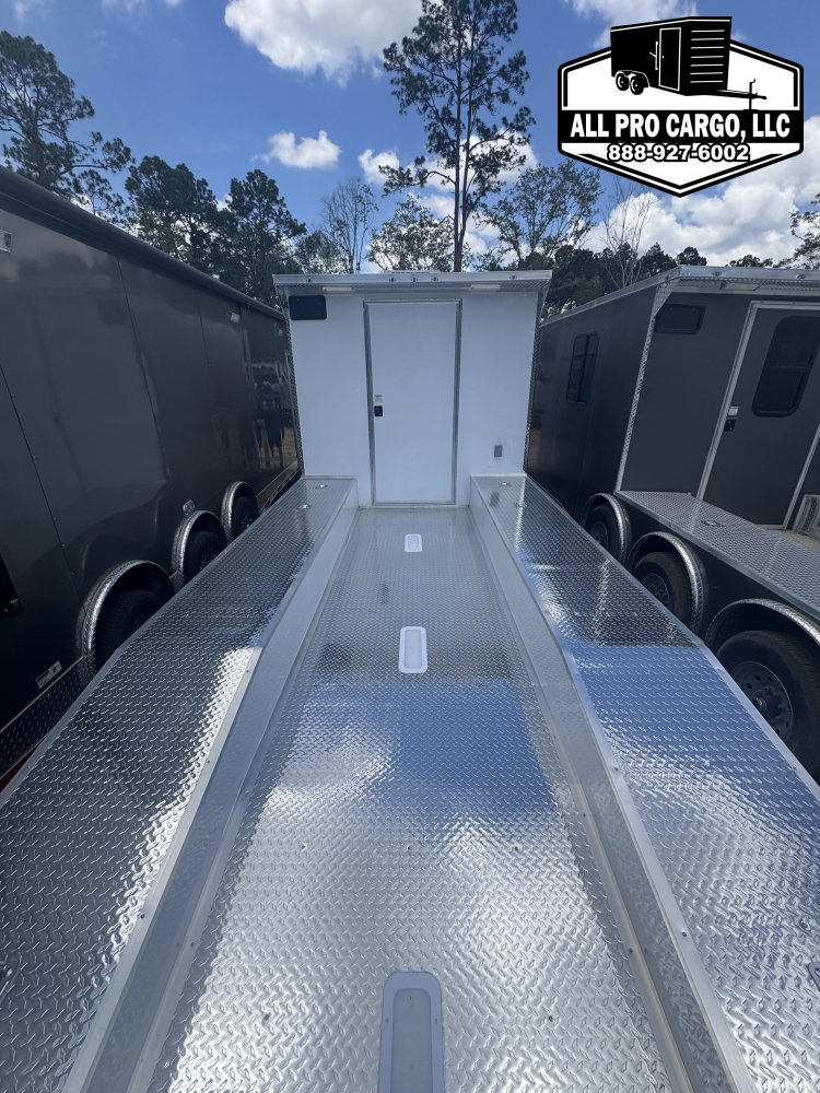 8' 5"x32' Quality Cargo Hybrid Race