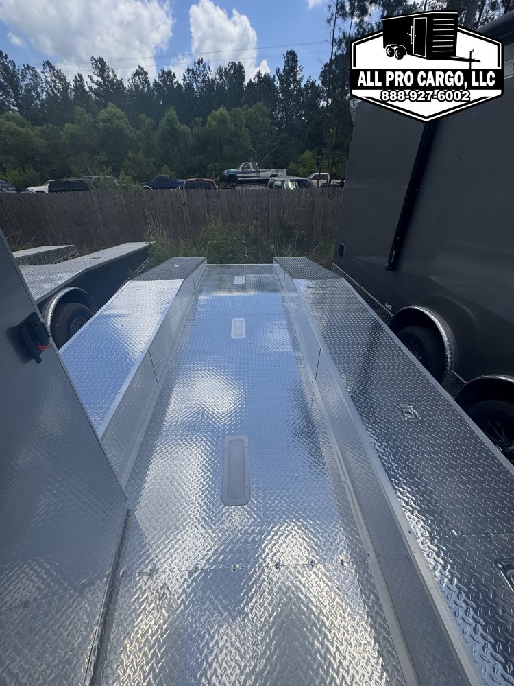 8' 5"x32' Quality Cargo Hybrid Race