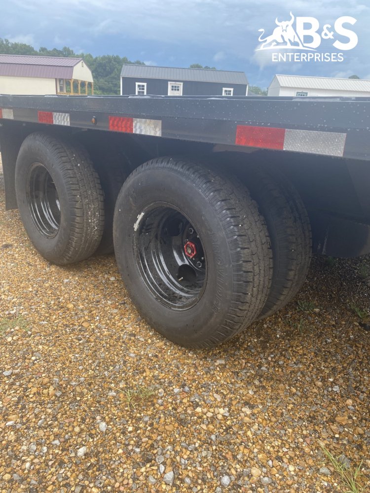 102"x32' Lamar Trailers Gooseneck