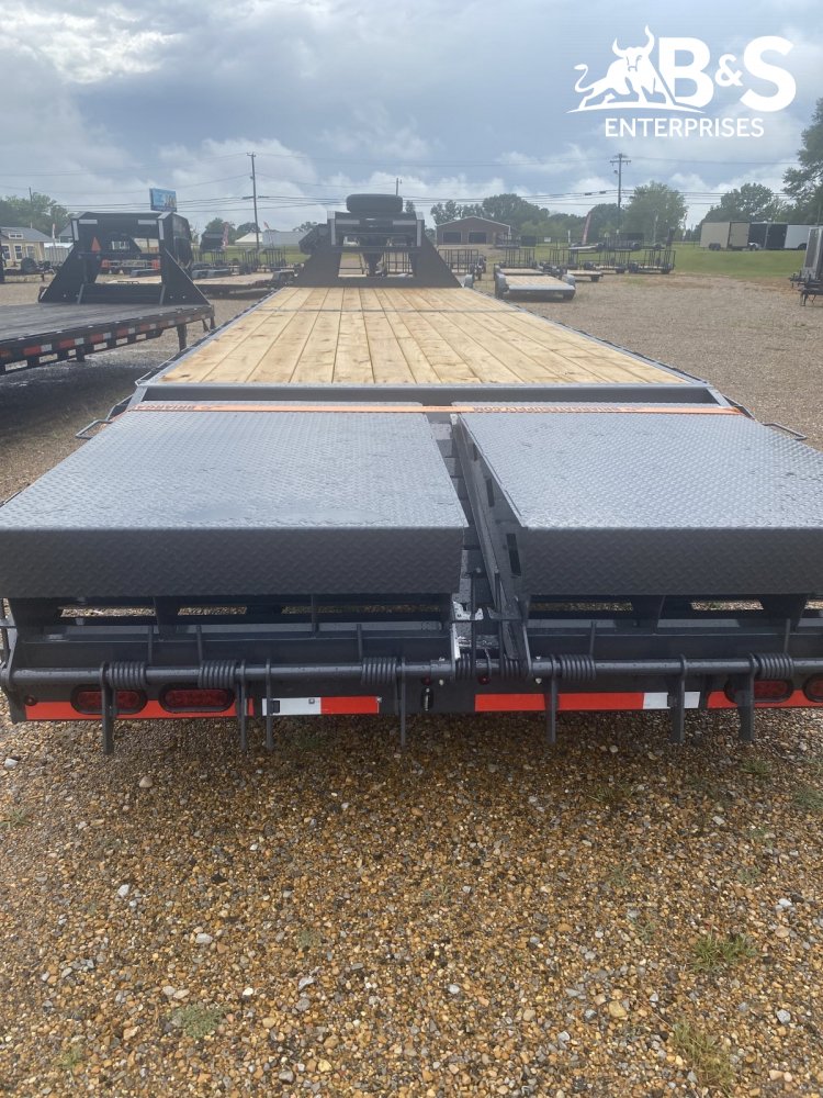 102"x32' Lamar Trailers Gooseneck