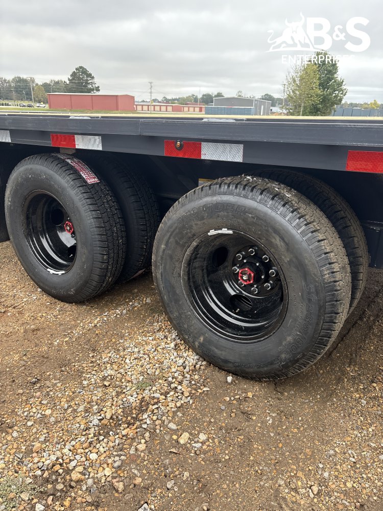 102"x32' Lamar Trailers Gooseneck