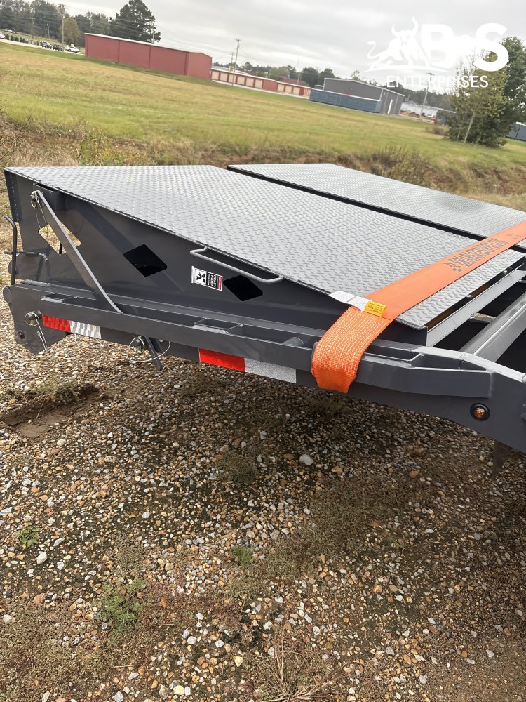 102"x32' Lamar Trailers Gooseneck