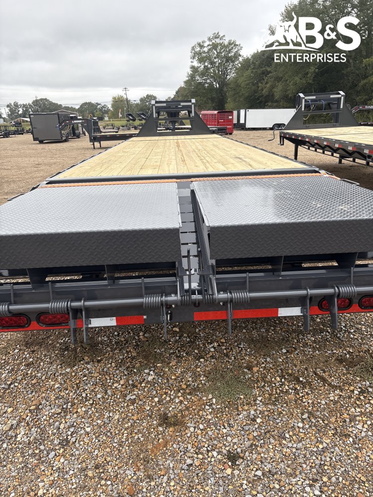 102"x32' Lamar Trailers Gooseneck