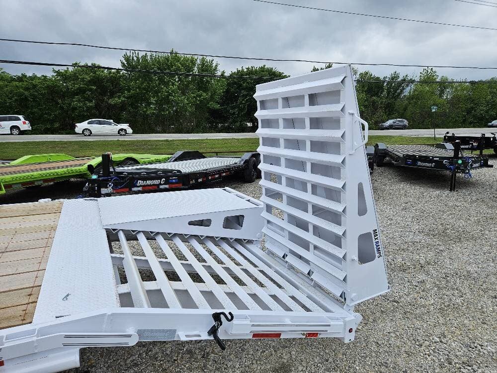 2026 Diamond C Trailers DIAMOND C DEC-210 24'x102" Deckover Equipment Trailer W / Max Ramps