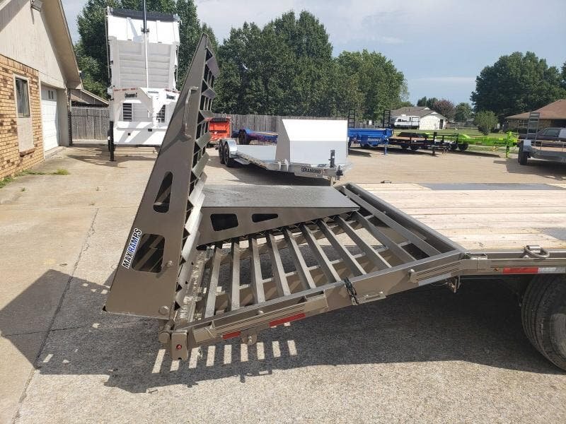 2025 Diamond C Trailers DEC-207 24'x102" Deckover Equipment Trailer W / Max Ramps