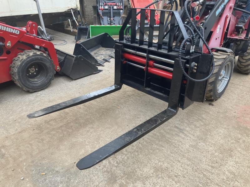42" 4400 lbs rated Hydraulic Forks