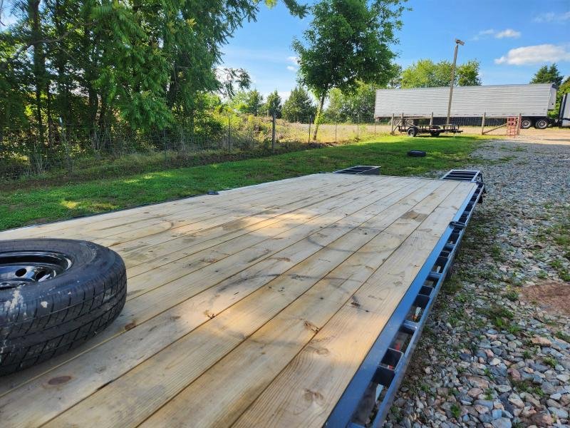 2025 Lamar Trailers 102x25 14k Gooseneck Deckover w/ Winch Plate, D Rings and Flip-Over Ramps