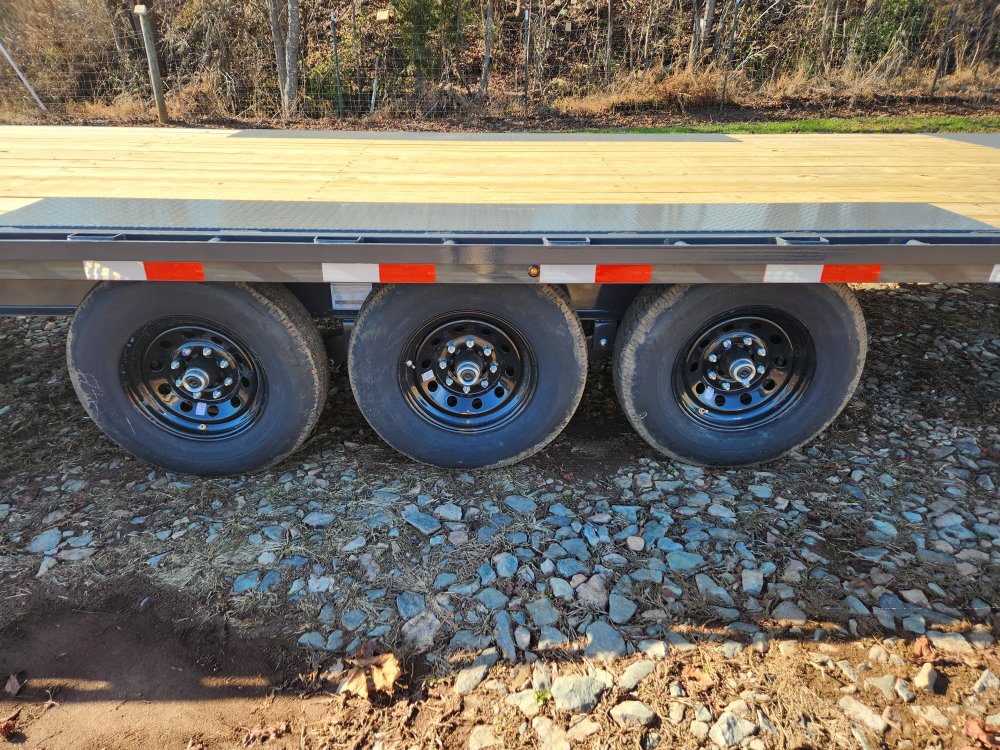 2026 Lamar 102x26 21k Gooseneck Deckover Tilt w/ Winch Plate