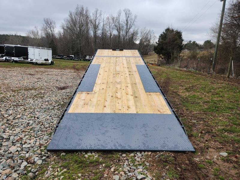 2026 Lamar 102x26 21k Gooseneck Deckover Tilt w/ Hydraulic Jacks, Upgraded Tires, Winch Plate, Solar