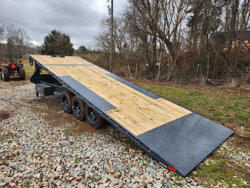 2026 Lamar 102x26 21k Gooseneck Deckover Tilt w/ Hydraulic Jacks, Upgraded Tires, Winch Plate, Solar