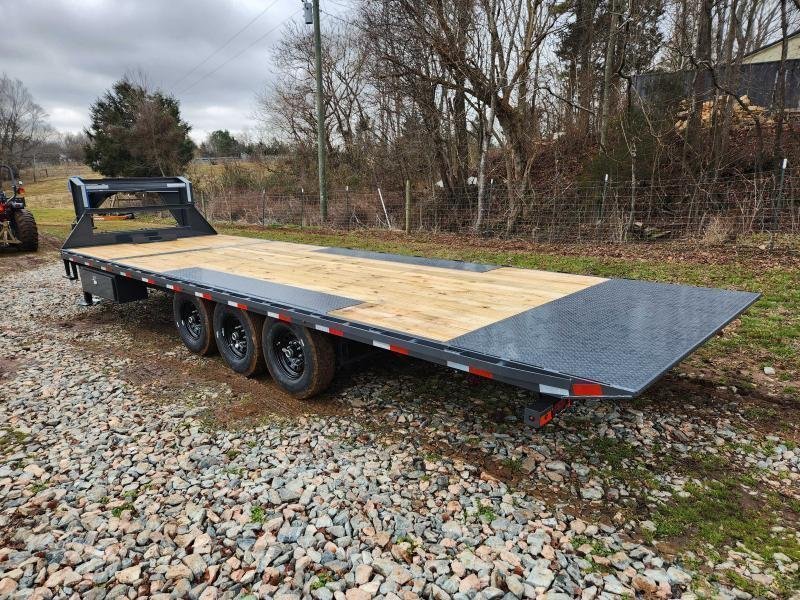 2026 Lamar 102x26 21k Gooseneck Deckover Tilt w/ Hydraulic Jacks, Upgraded Tires, Winch Plate, Solar