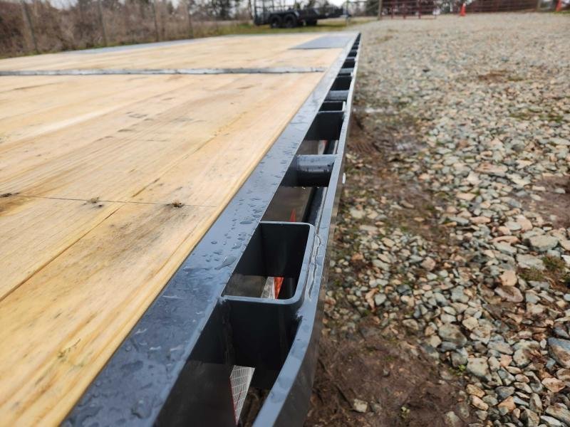 2026 Lamar 102x26 21k Gooseneck Deckover Tilt w/ Hydraulic Jacks, Upgraded Tires, Winch Plate, Solar