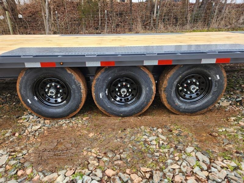 2026 Lamar 102x26 21k Gooseneck Deckover Tilt w/ Hydraulic Jacks, Upgraded Tires, Winch Plate, Solar