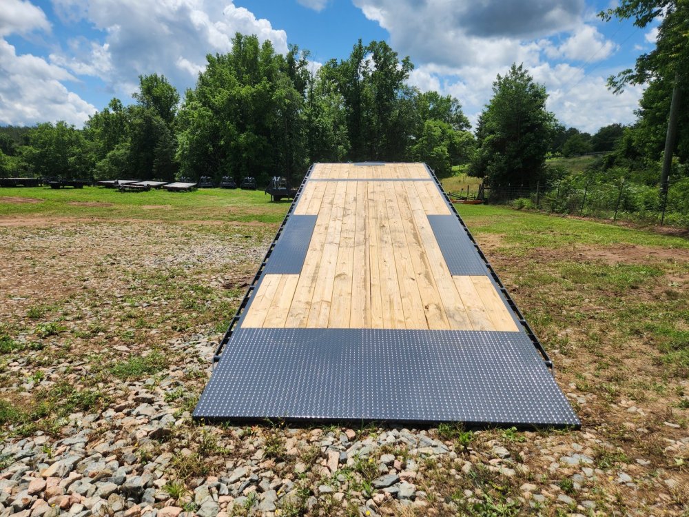 2026 Lamar 102x26 16k Gooseneck Deckover Tilt w/ Winch Plate and Solar Charger