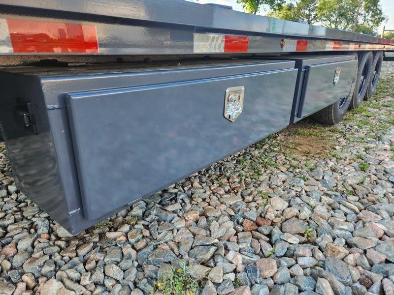 2026 Lamar Trailers 102x26 21k Gooseneck Deckover Tilt w/ Side-Mount Toolbox, Upgraded Tires, 6 D Ri