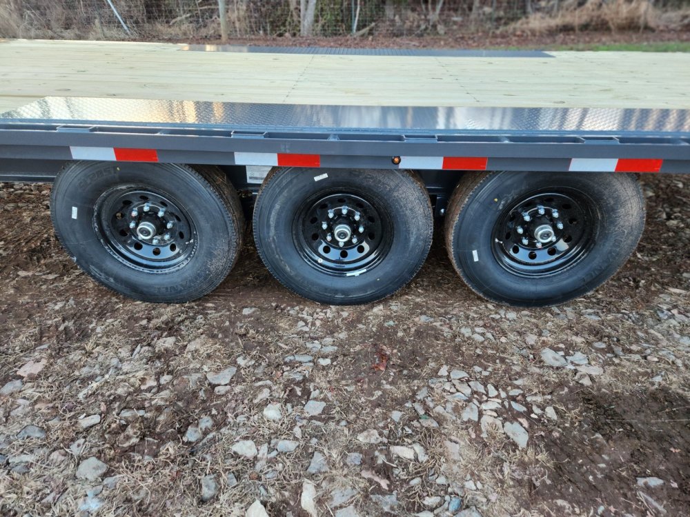 2027 Lamar 102x26 21k Gooseneck Deckover Tilt w/ Upgraded Tires, Solar Charger, Wireless Remote and 
