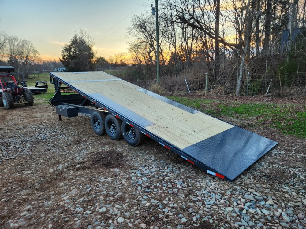 2027 Lamar 102x26 21k Gooseneck Deckover Tilt w/ Upgraded Tires, Solar Charger, Wireless Remote and 