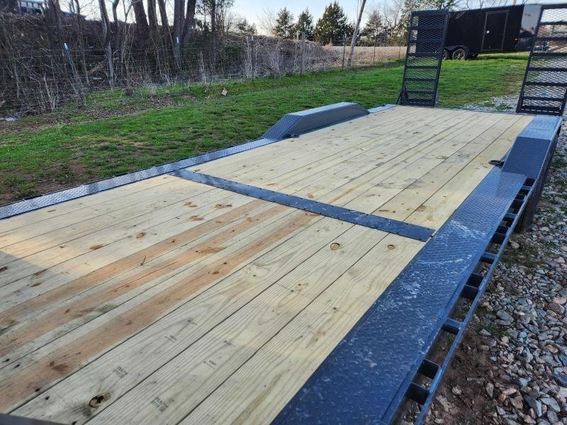 2026 Lamar 102X24 14K Gooseneck Equipment Hauler w/ Drive-Over Fenders and Stand-Up Ramps