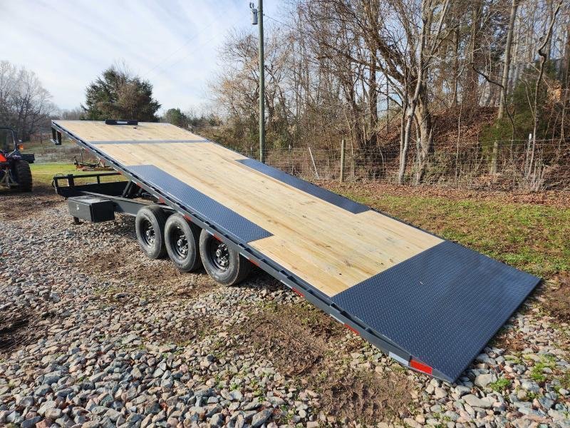 2025 Lamar 102x26 21k Deckover Tilt w/ Solar Charger and Winch Plate