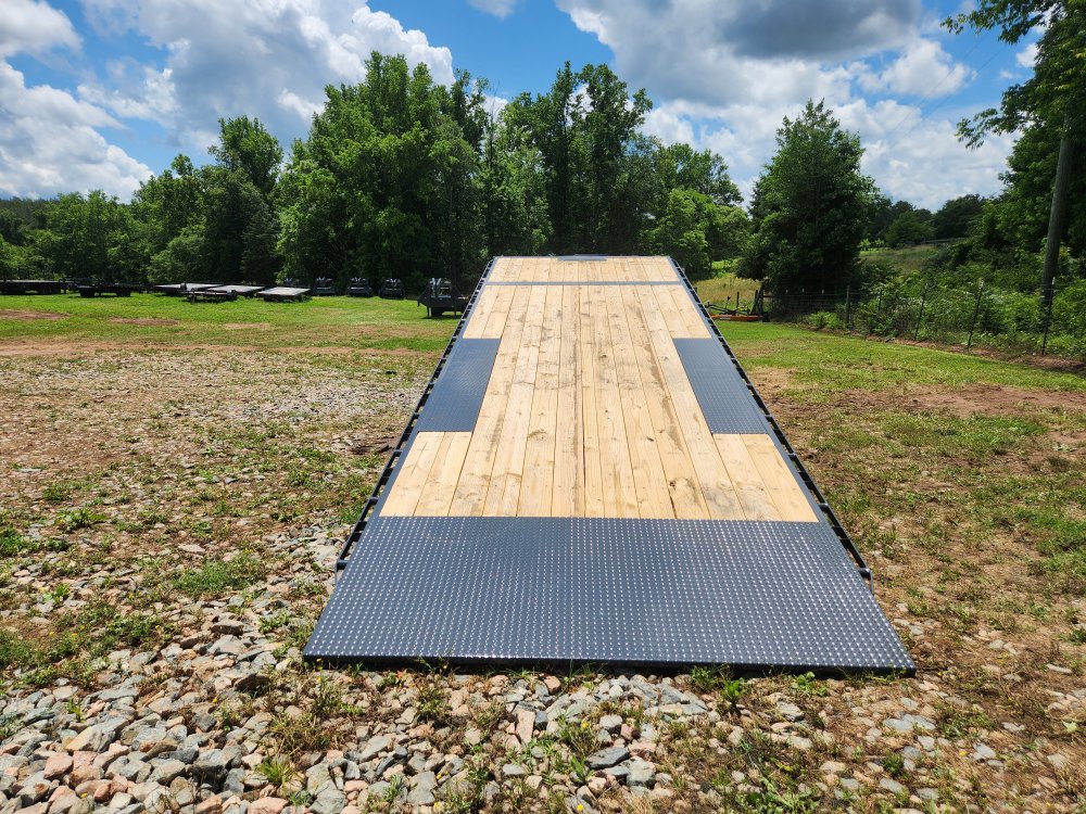 2025 Lamar 102x26 16k Gooseneck Deckover Tilt