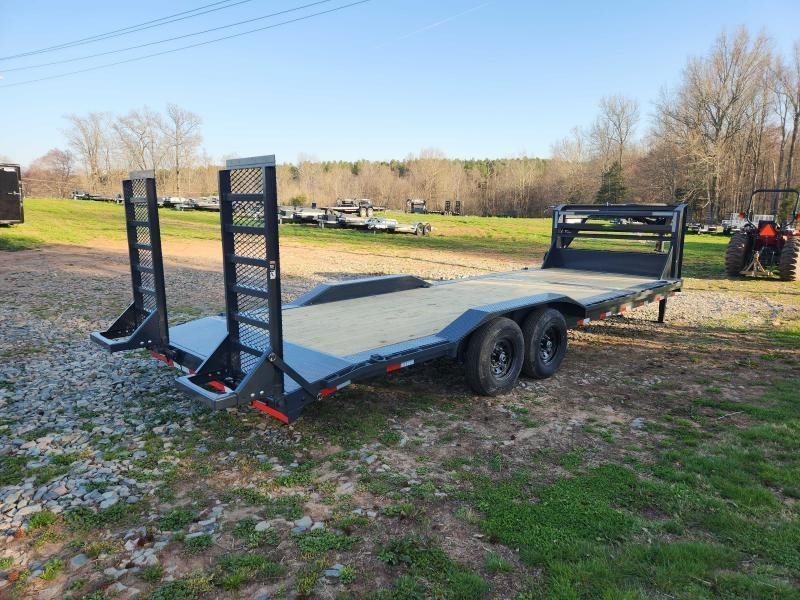 2026 Lamar 102X24 14K Gooseneck Equipment Hauler w/ Winch Plate, Drive-Over Fenders and Stand-Up Ram